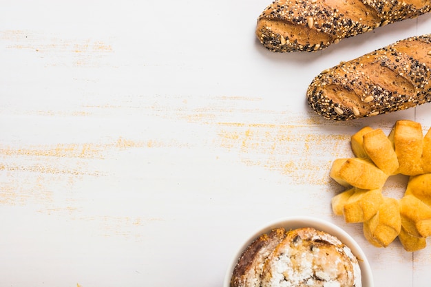 Foto grátis bolos perto de pão fresco