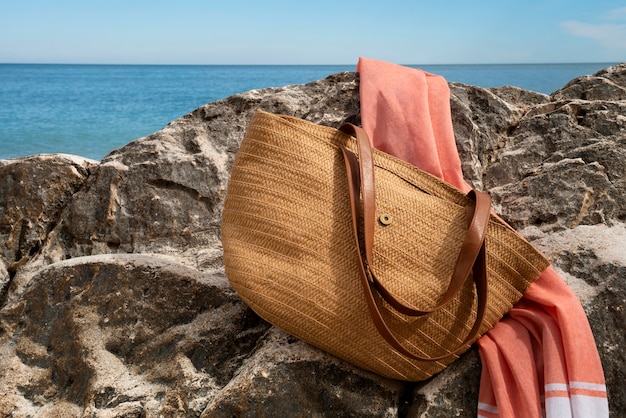 Foto grátis bolsa de praia com natureza morta essencial