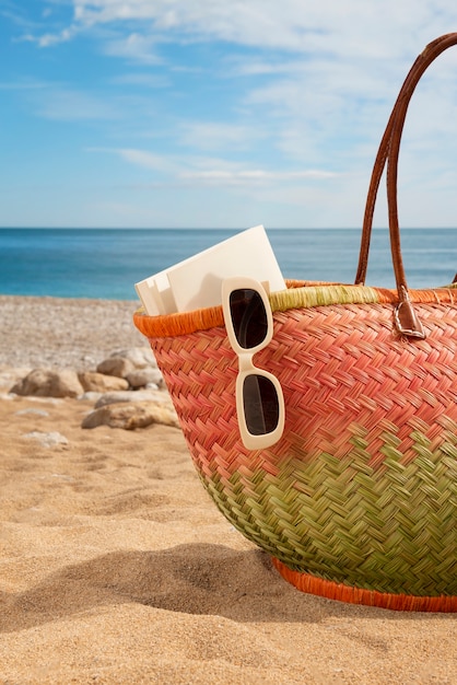 Foto grátis bolsa de praia com natureza morta essencial