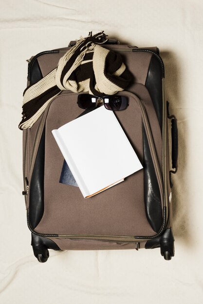 bolsa de viagem e notebook de vista superior