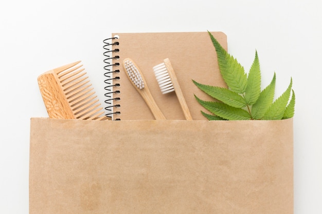 Foto grátis bolsa ecológica com caderno e pente