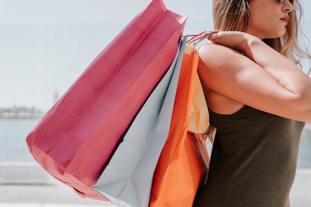 Foto grátis bolsas femininas de mão segurando