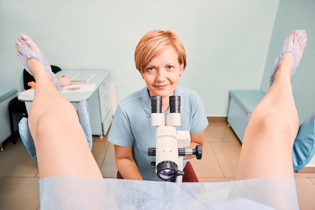 Bom ginecologista examinando paciente do sexo feminino na clínica