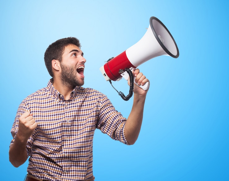Foto grátis bom homem gritando no megafone