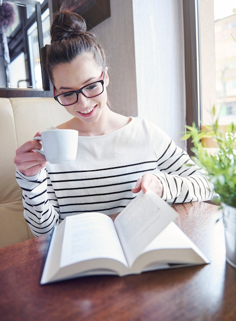 Bom livro e café fresco - é uma tarde perfeita