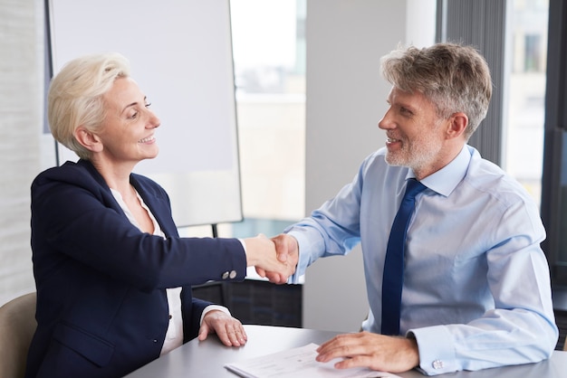 Bom negócio entre empresário e cliente