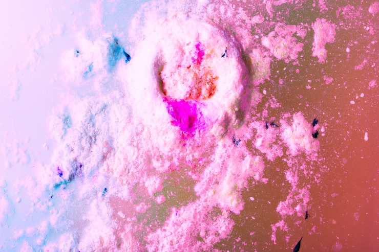 Foto grátis bomba de banho-de-rosa flutuando na água do banho de espuma