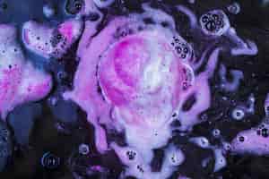 Foto grátis bomba de banho rosa na água