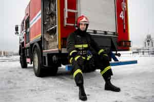 Foto grátis bombeiros prontos para sua missão