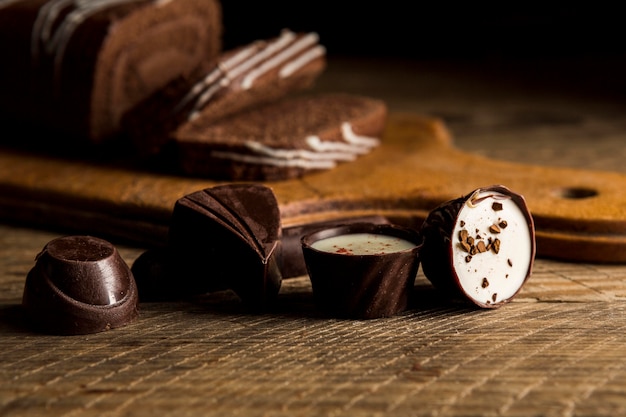 Bombons de chocolate close-up na mesa de madeira