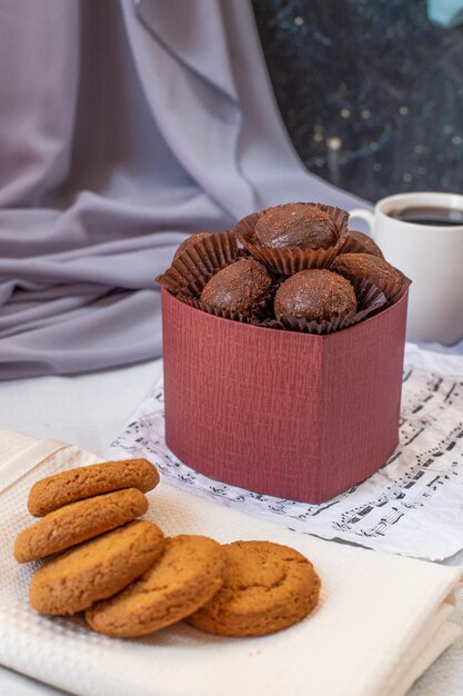 Bombons e biscoitos de aveia na toalha branca.