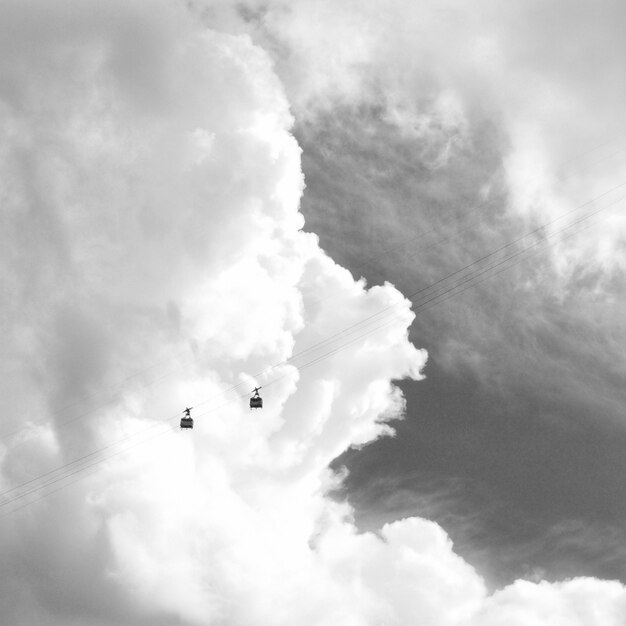 Bonde aéreo com belas nuvens de tirar o fôlego em preto e branco