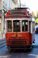 Foto grátis bonde vermelho típico na velha rua de lisboa