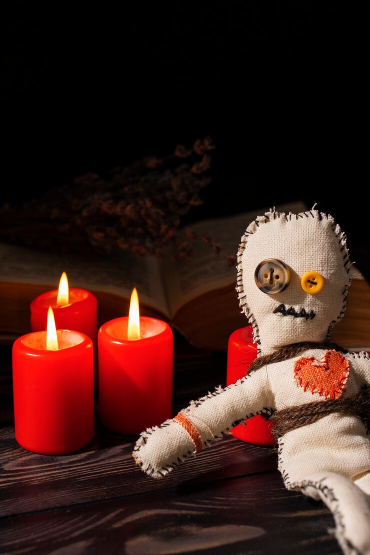 Foto grátis boneca de vodu de alto ângulo e velas