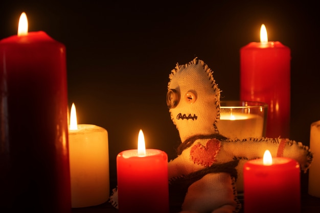 Foto grátis boneca vodu e arranjo de velas