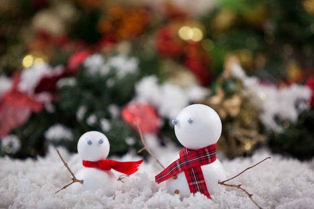 Foto grátis boneco de neve em neve falsa