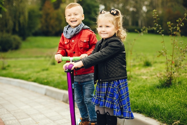 Bonita criança em um parque brincando em uma grama