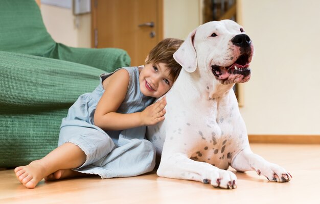 Bonita criança no chão com cachorro