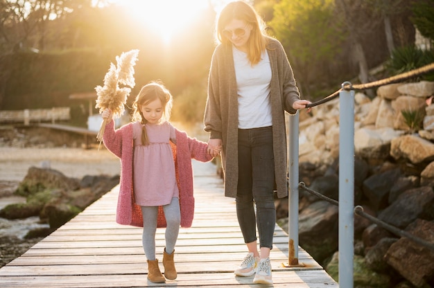 Foto grátis bonita mãe e filho de mãos dadas