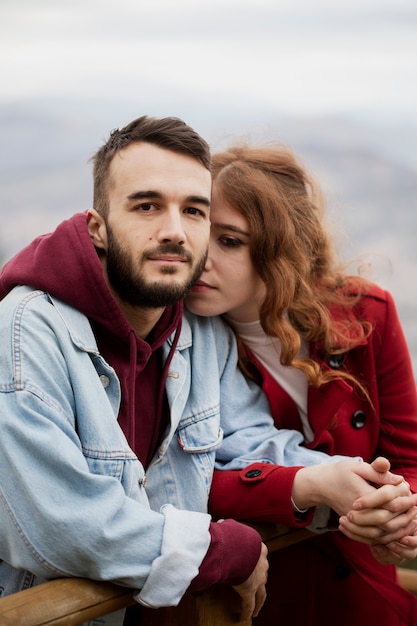 Bonita mulher de mãos dadas com o homem