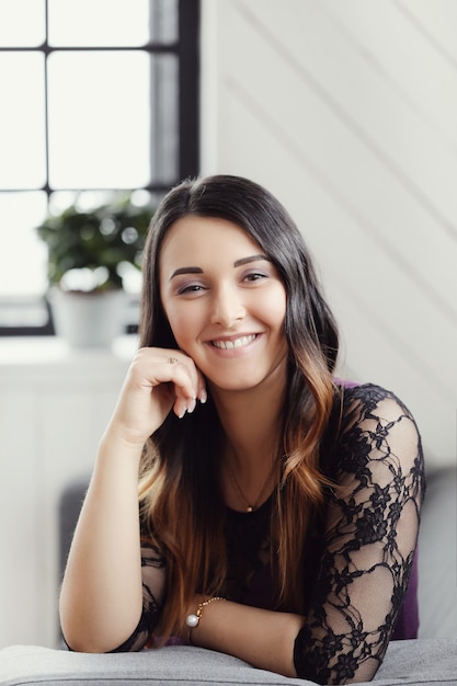 Bonita mulher feliz sorrindo