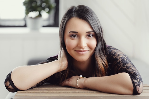 Bonita mulher feliz sorrindo