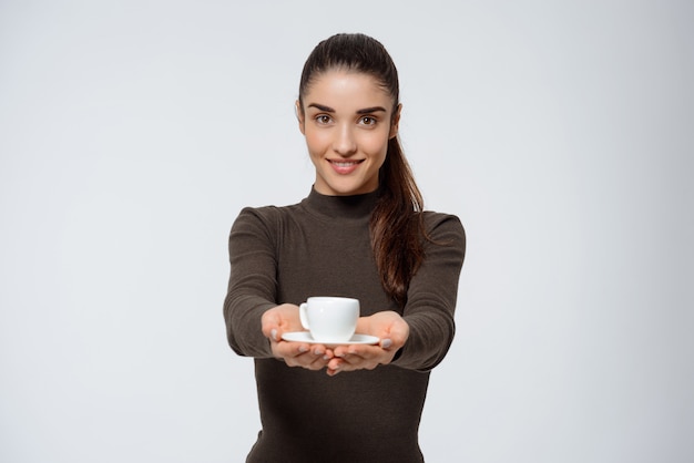 Bonita mulher sorridente dar café