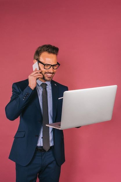 Bonitão empresário trabalhando em um laptop