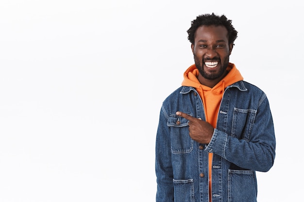 Bonito e alegre homem afro-americano com jaqueta jeans