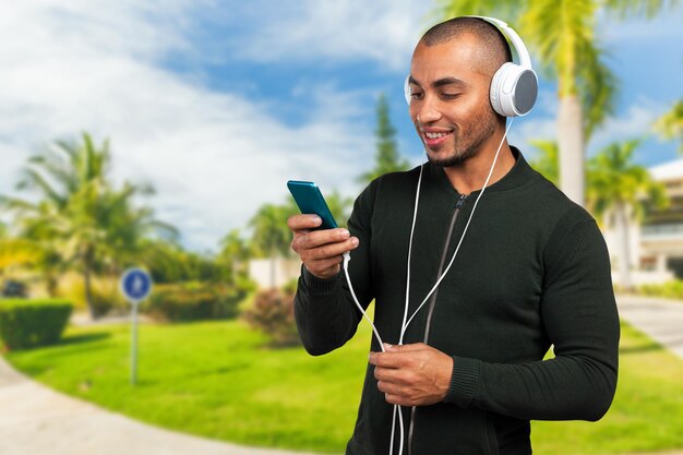 Bonito homem afro-americano está ouvindo música