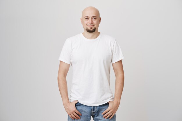 Foto grátis bonito homem careca de meia-idade com barba e camiseta branca casual