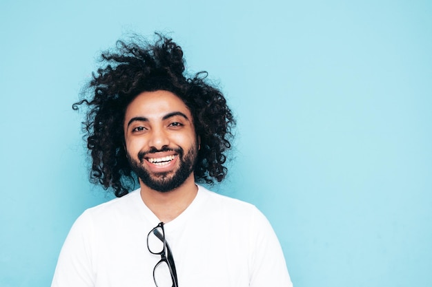 Bonito homem sorridente hipster posando no estúdio