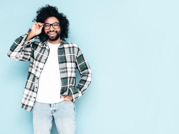 Bonito homem sorridente hipster posando no estúdio