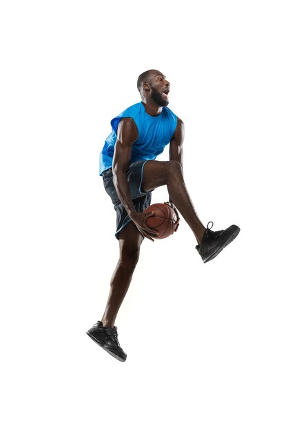 Bonito jogador de basquete masculino em movimento e ação isolado na parede branca