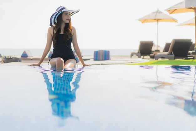 Bonito, jovem, mulher asian, feliz, sorrizo, e, relaxe, em, piscina