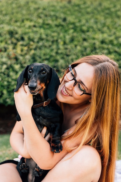 Foto grátis bonito, mulher jovem, afagar, dela, cão