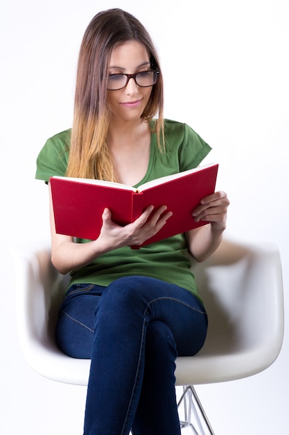 Foto grátis bonito, mulher, leitura, livro, char