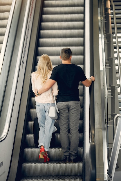 Foto grátis bonito, par, ficar, em, aeroporto