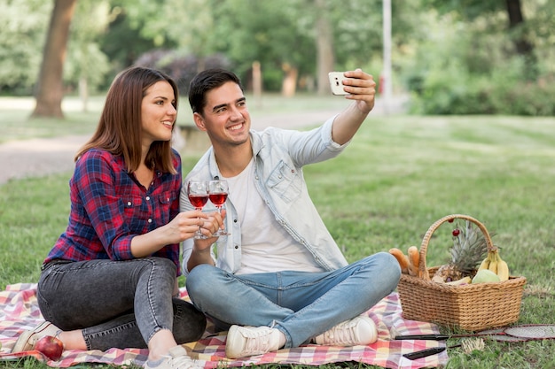 Bonito, par, levando, um, selfie, enquanto, segurando, copos de vinho