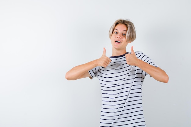 Bonito rapaz adolescente com uma t-shirt às riscas