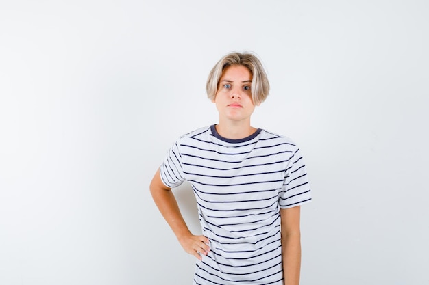 Bonito rapaz adolescente com uma t-shirt às riscas