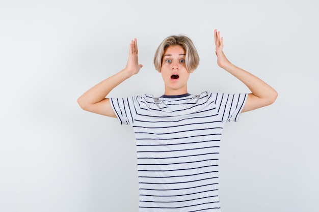 Bonito rapaz adolescente com uma t-shirt às riscas