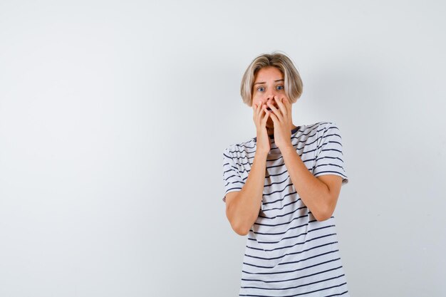 Bonito rapaz adolescente com uma t-shirt às riscas