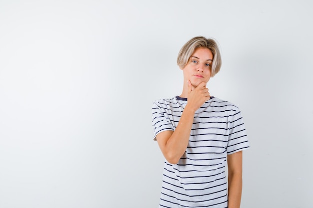 Bonito rapaz adolescente com uma t-shirt às riscas