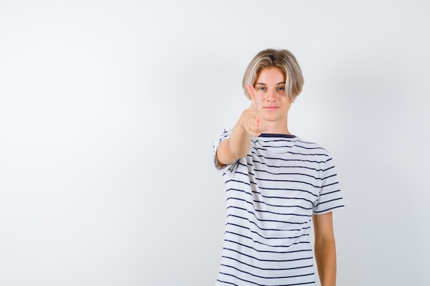 Bonito rapaz adolescente com uma t-shirt às riscas