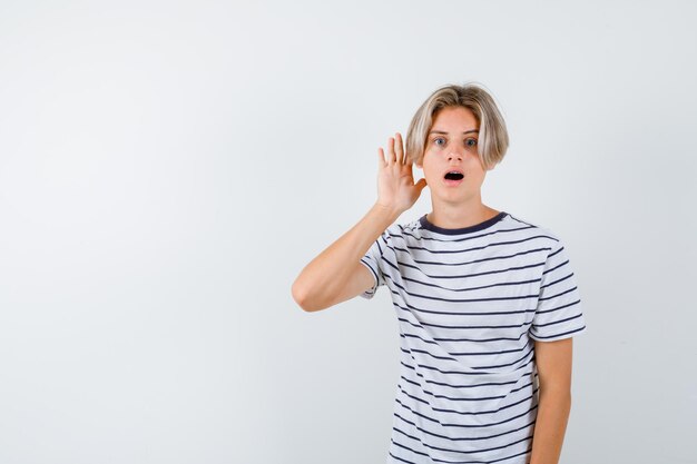 Bonito rapaz adolescente com uma t-shirt às riscas