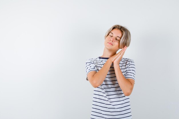 Bonito rapaz adolescente com uma t-shirt às riscas