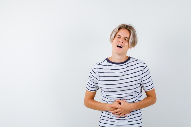 Bonito rapaz adolescente com uma t-shirt às riscas