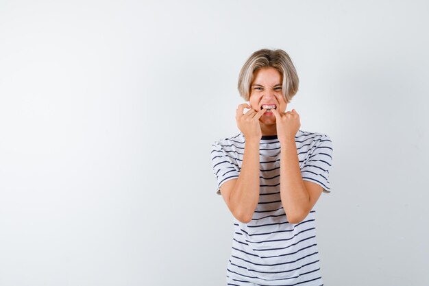 Bonito rapaz adolescente com uma t-shirt às riscas