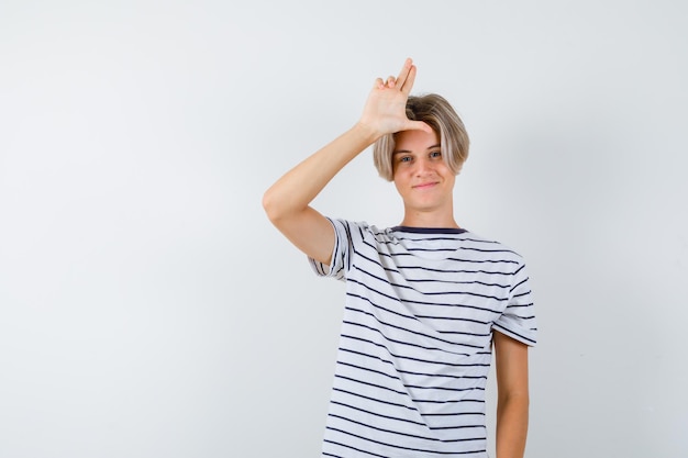 Bonito rapaz adolescente com uma t-shirt às riscas